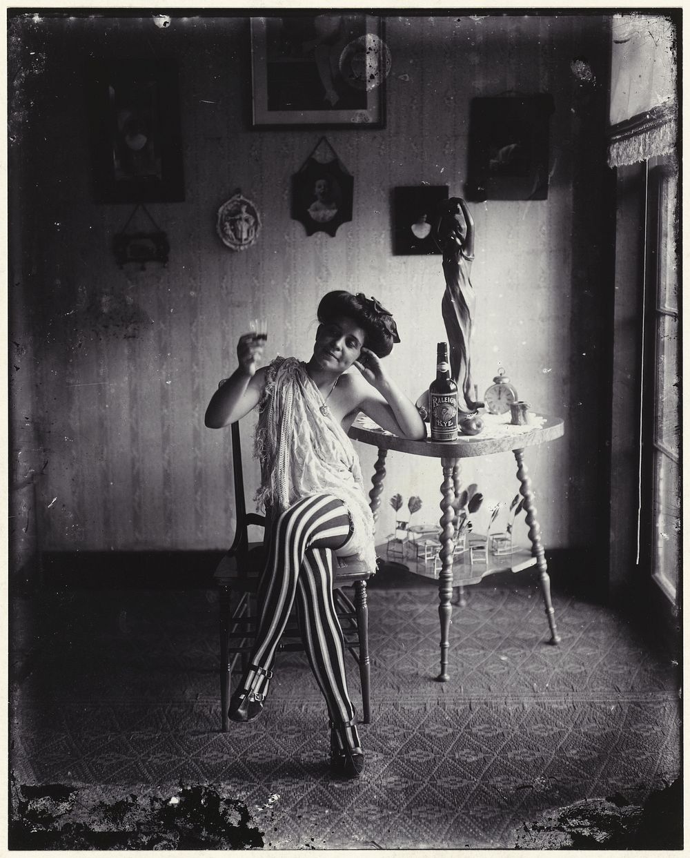 Portret van een onbekende prostituee met een glas whiskey (1911 - 1970) by Ernest James Bellocq and Lee Friedlander