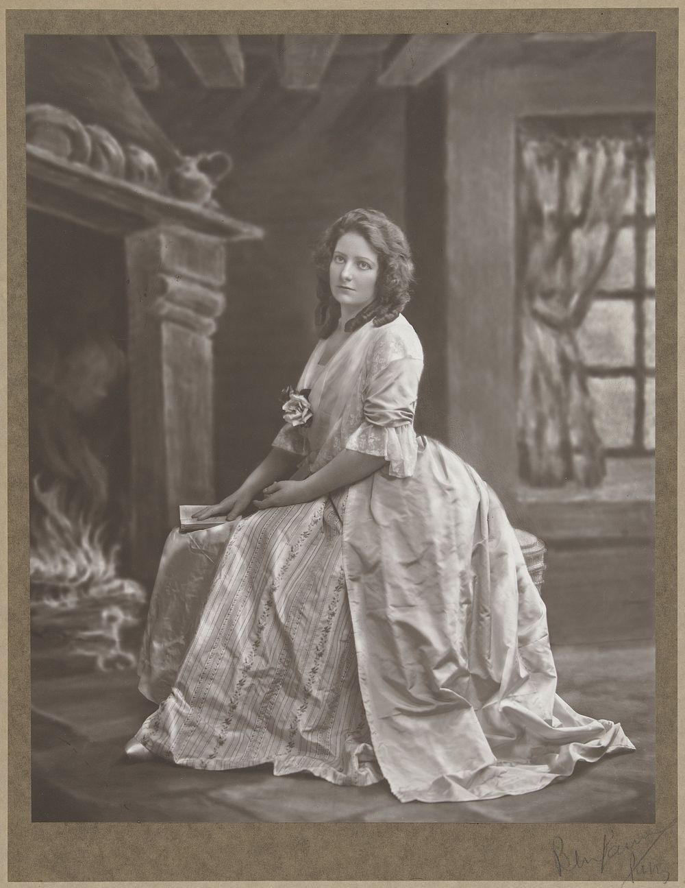Portret van een onbekende vrouw in een geschilderd decor (1900 - 1925) by Benjamin fotograaf