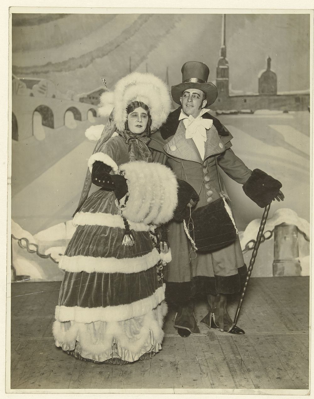 De acteurs (?) V. Arenzvari-Juksny (?) en D. Libidius voor een geschilderde voorstelling van Sint-Petersburg (1910 - 1940)…