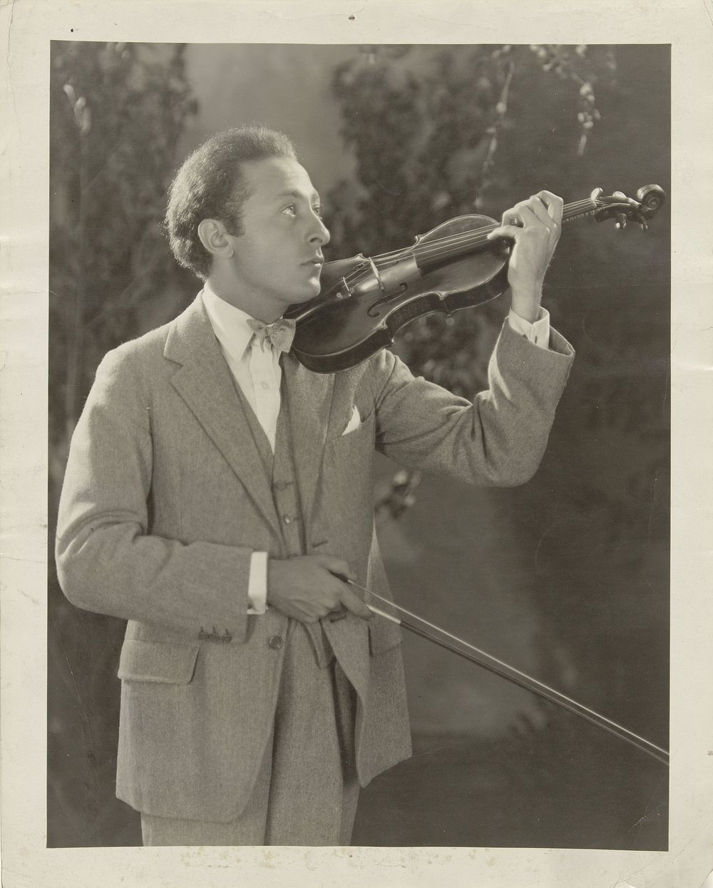 Portret van violist Jascha Heifetz (1900 - 1938) by anonymous
