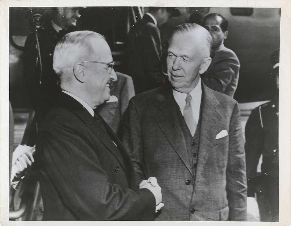 President Truman en Secretary of State George Marshall, 1948 (1948) by International News Photos
