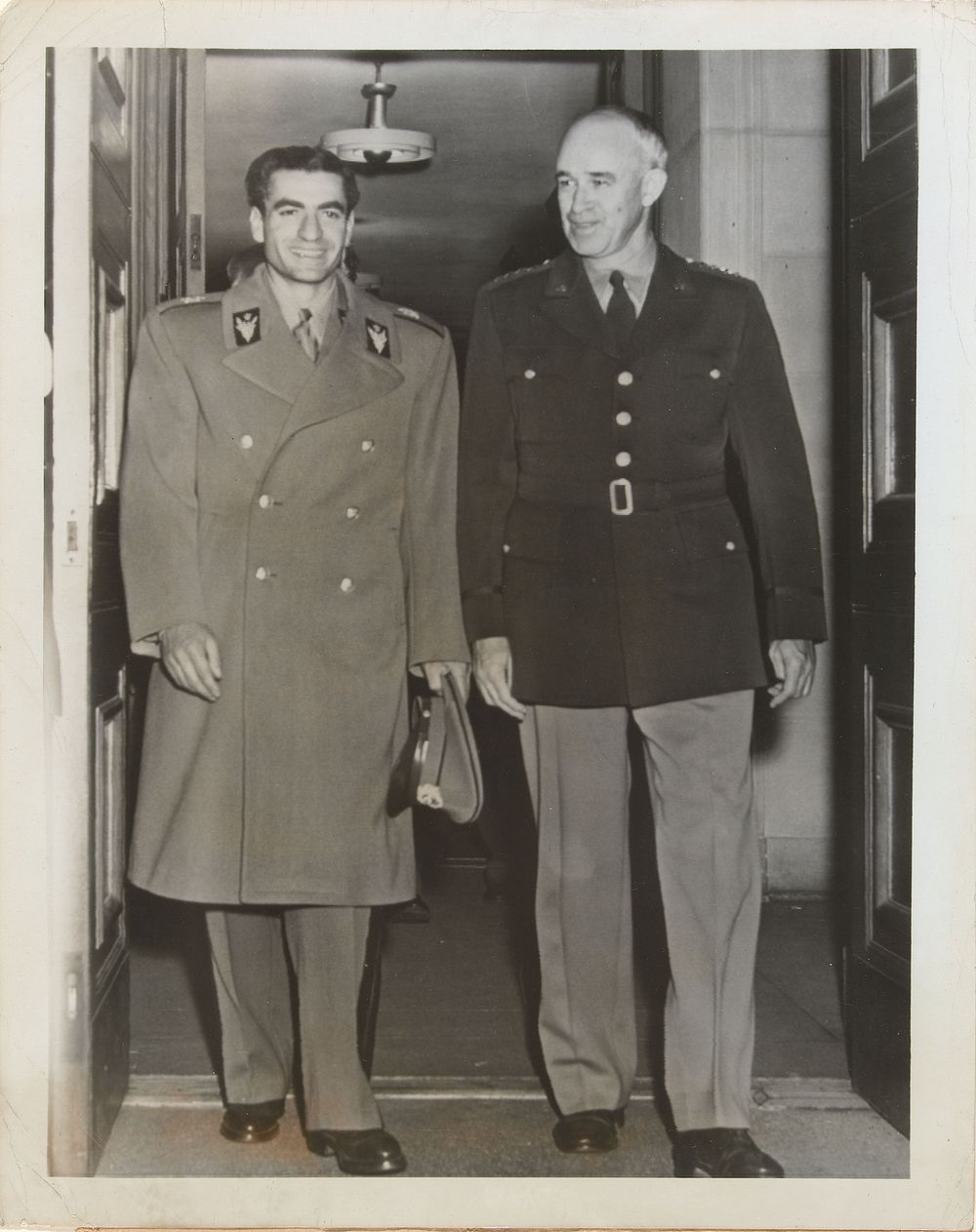 Sjah van Iran met Generaal Omar Bradley (1949) by International News Photos