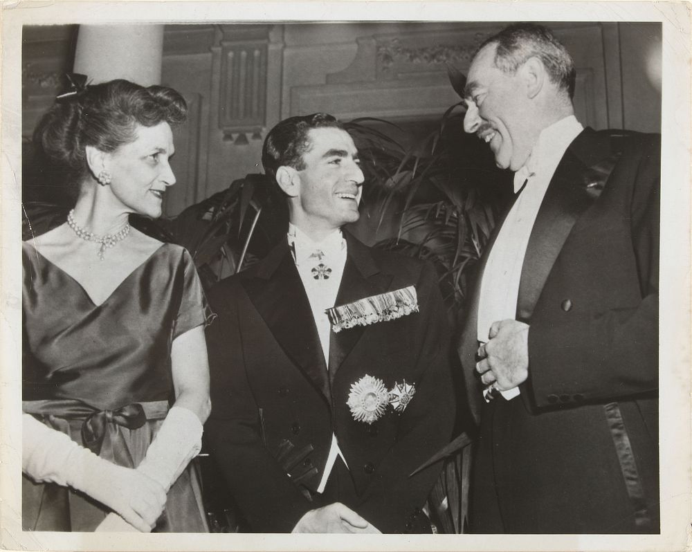 Sjah van Iran met Mr. en Mrs. Dean Acheson, 1949 (1949) by International News Photos