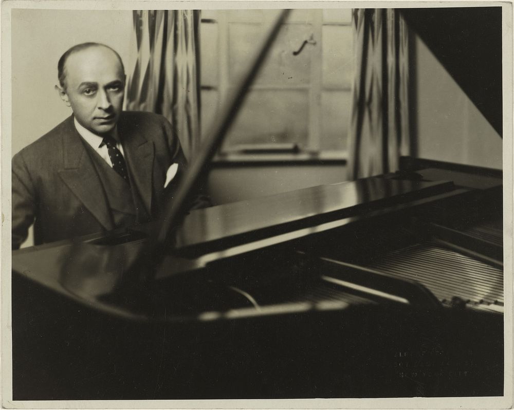 Jan Smeterlin achter een piano (c. 1930 - c. 1940) by Albert Petersen