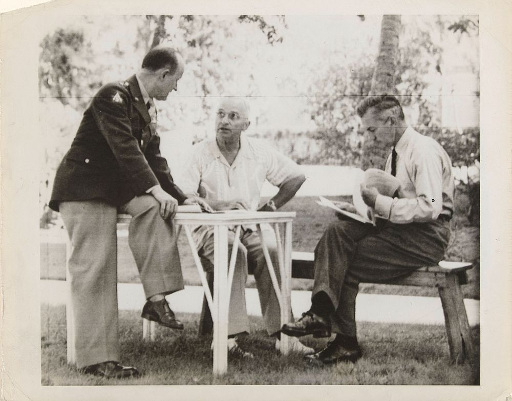 Ontmoeting tussen president Truman, minister Forrestal en generaal Gruenther bij het Little White House in Key West, Florida…