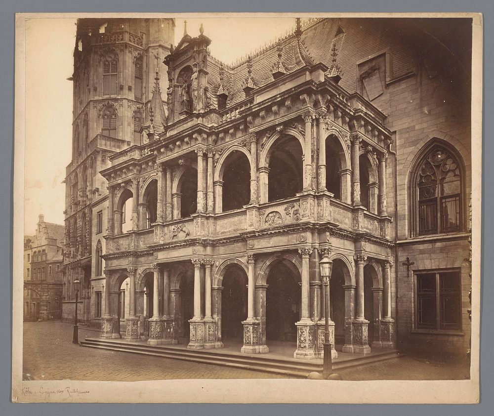 Exterieur van het stadhuis van Keulen (1860 - 1890) by anonymous