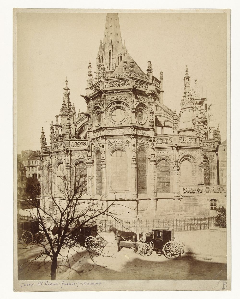Koorzijde van de Sint-Petruskerk in Caen (1850 - 1900) by anonymous