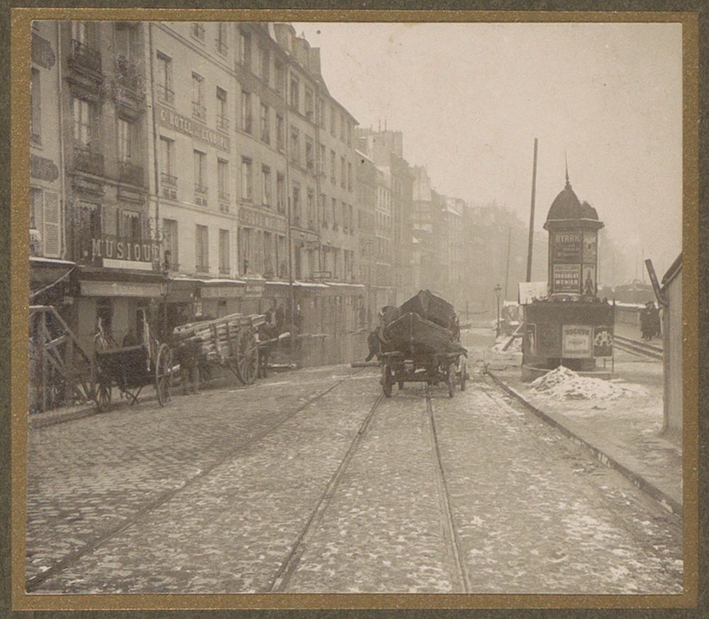Met hout en vaartuig beladen handkarren in een straat tijdens de overstroming van Parijs (1910) by G Dangereux