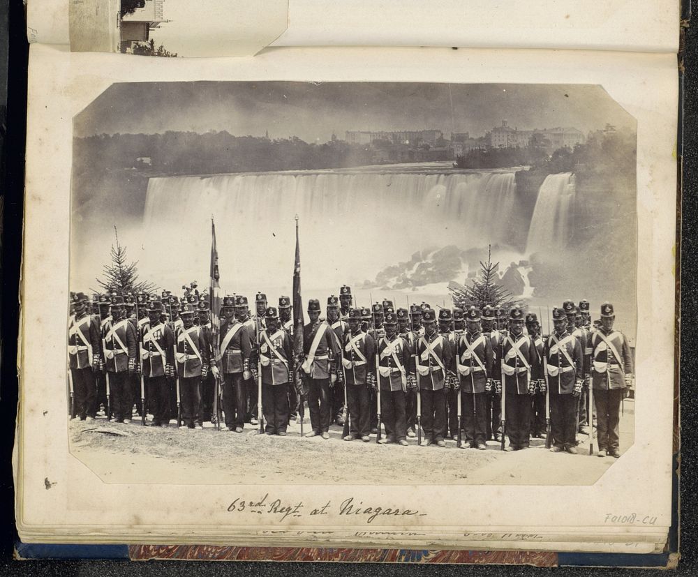 Groepsportret van een regiment militairen tegen een geschilderd decor van de Niagarawatervallen (c. 1860 - c. 1870) by…