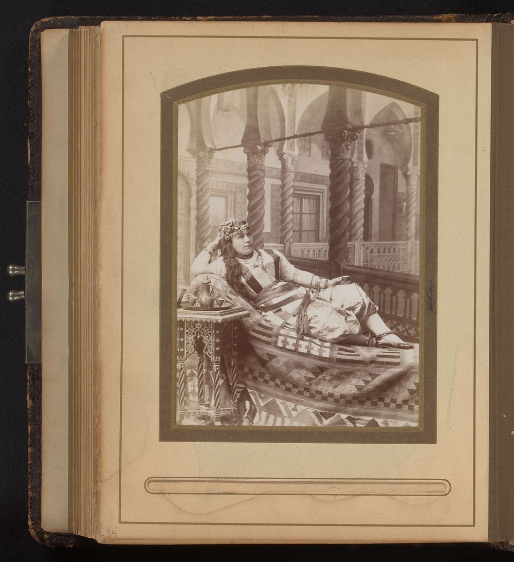 Portret van een vrouw op een canapé, vermoedelijk een odalisk (1880 - 1910) by Jean Geiser