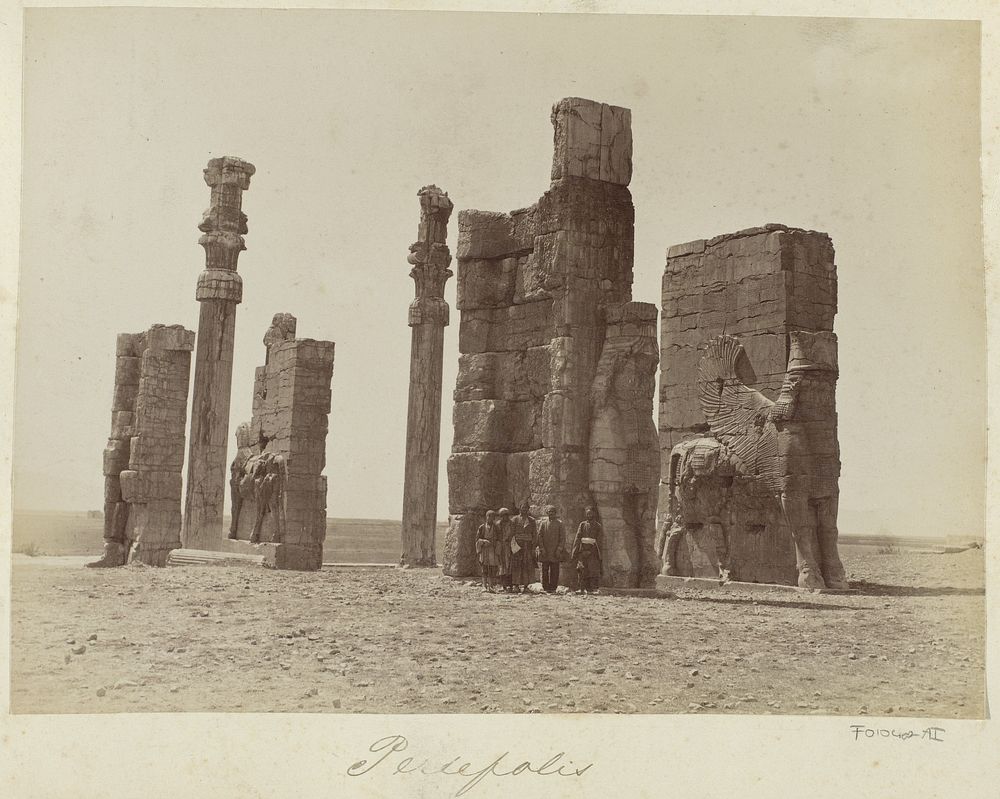 Groep mannen poserend bij de Poort van alle Naties (Poort van Xerxes) in Persepolis (c. 1880 - c. 1895) by Antoine Sevruguin