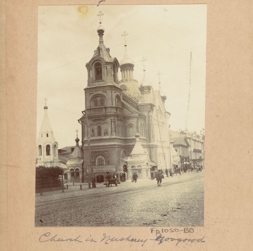 Straat met kerk in Nizhniy Novgorod (1903 - 1904) by Joseph Cheetham