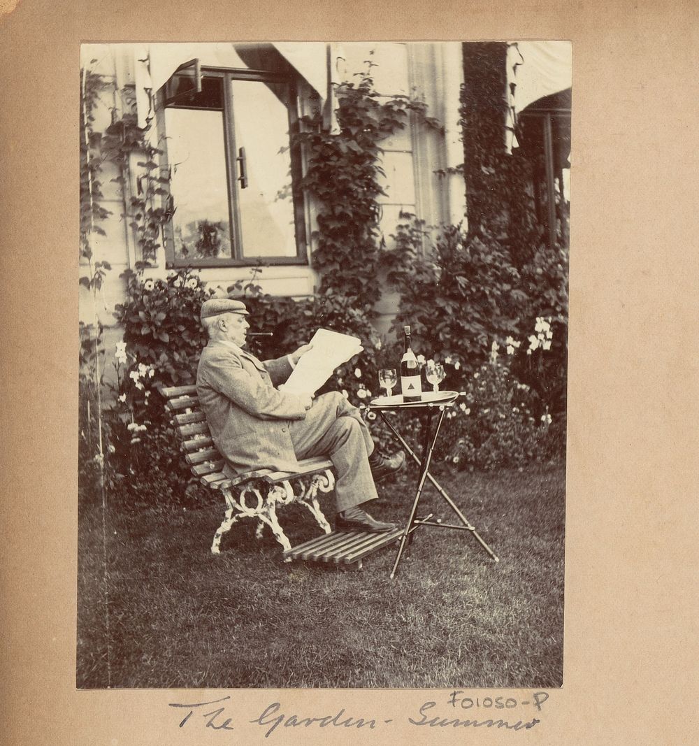 Joseph Cheetham (vermoedelijk), de krant lezend in een tuin in Rusland (1903 - 1904) by Joseph Cheetham