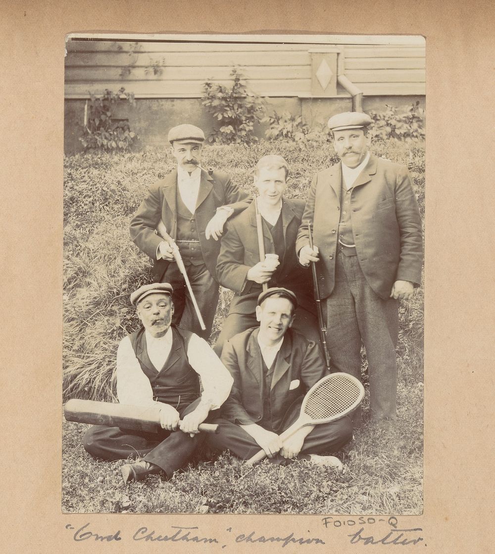 Groep mannen waaronder Joseph Cheetham (linksvoor) met tennisracket, cricketbat en jachtgeweren in Rusland (1903 - 1904) by…