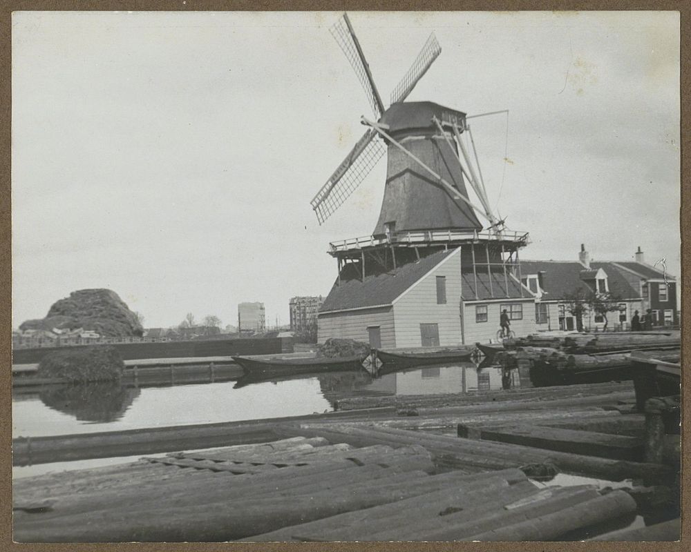 Krijtmolen De Hoop aan de Baarsjesweg in Amsterdam met op de voorgrond de Kostverlorenvaart (c. 1910 - c. 1930) by anonymous