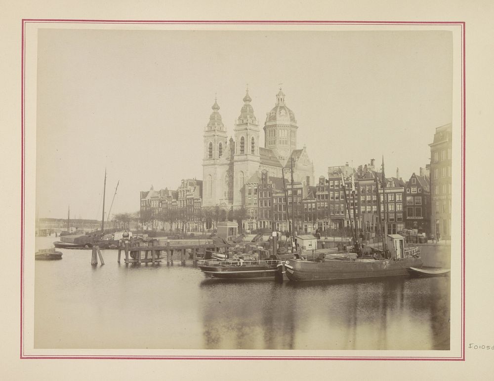 Gezicht op de Prins Hendrikkade en de Nicolaaskerk in Amsterdam (c. 1890 - c. 1900) by anonymous