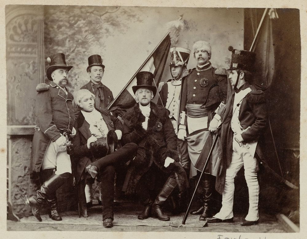 Groepsportret van zeven onbekende mannen in historische militaire uniformen en kostuums ter gelegenheid van de…