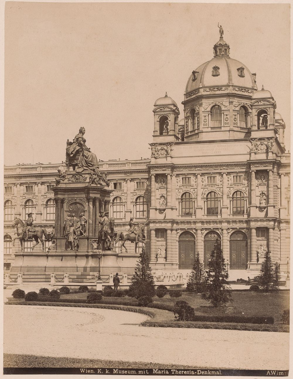 K.k. Naturhistorisches Hofmuseum in Wenen met het standbeeld van Maria Theresia van Oostenrijk (c. 1870 - c. 1900) by A…