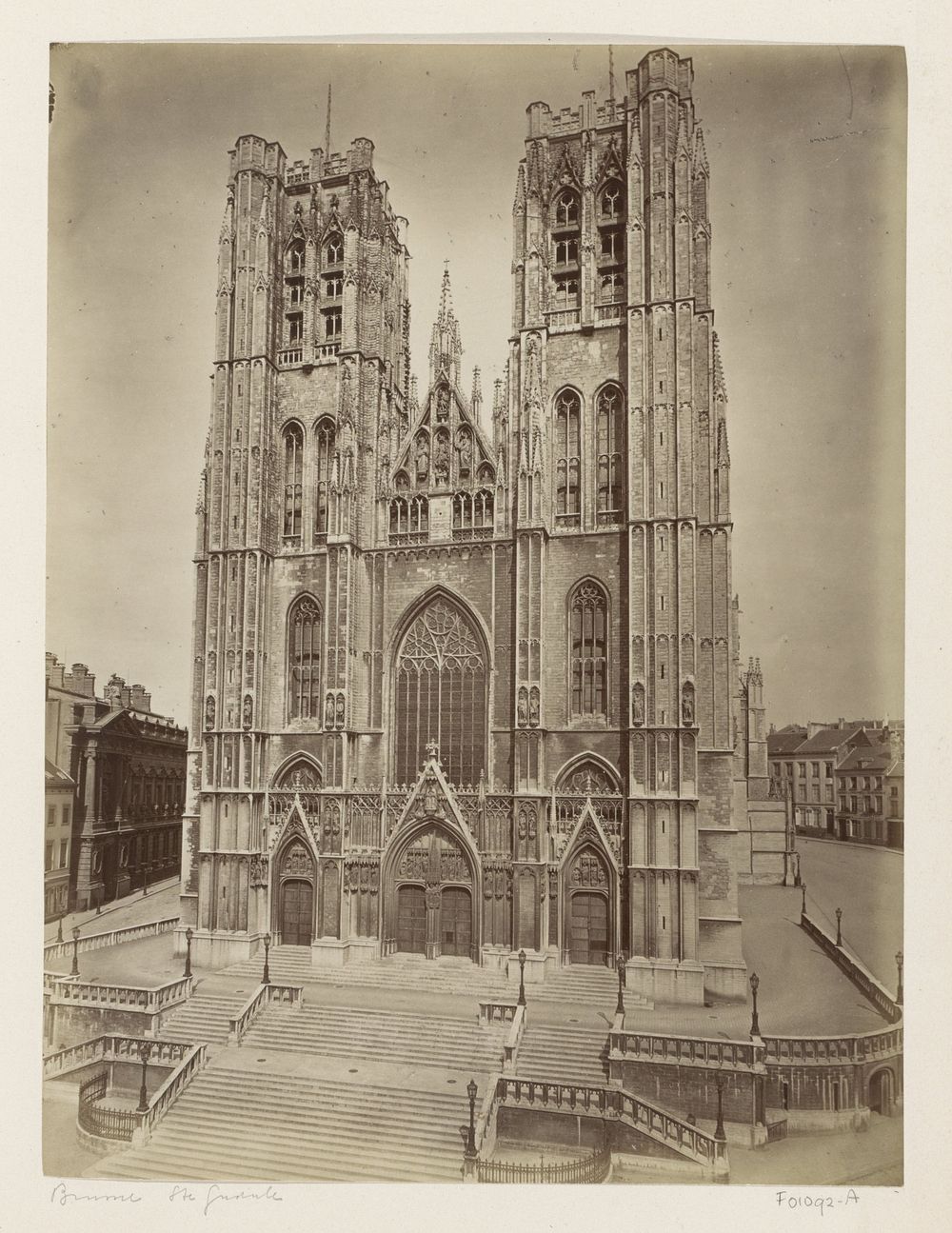 Exterieur van de Kathedraal van Sint-Michiel en Sint-Goedele in Brussel (c. 1880 - c. 1900) by anonymous