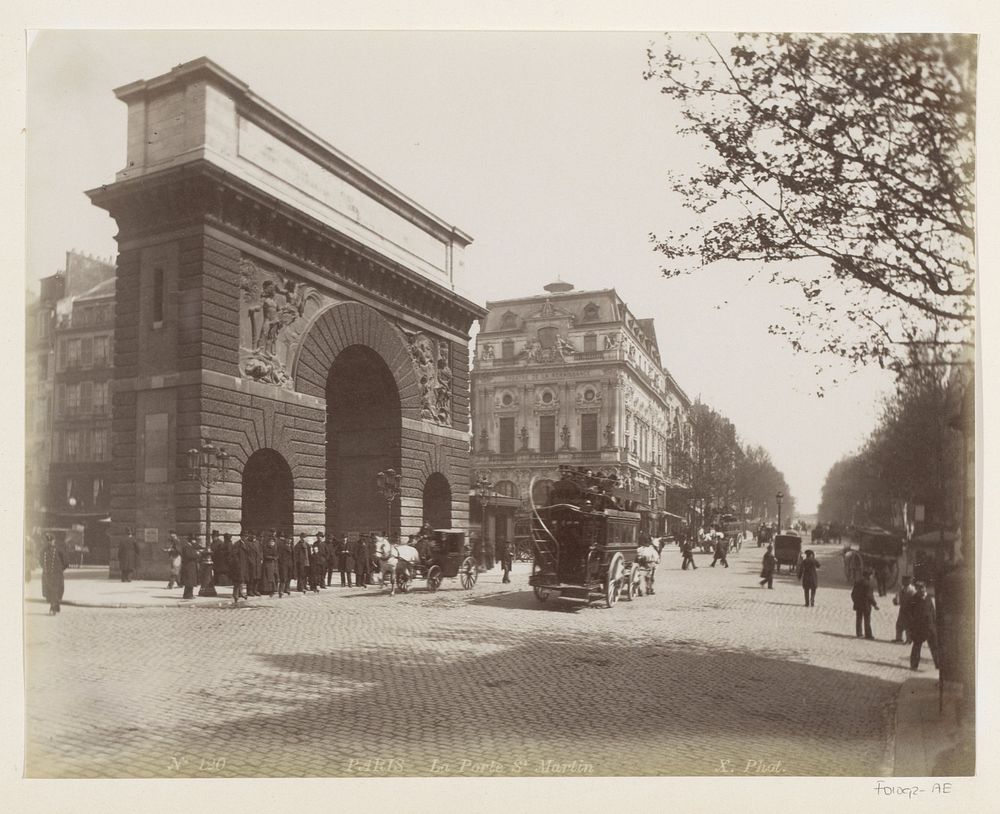 Porte Saint-Martin in Parijs met rechts de Boulevard Saint-Martin (c. 1880 - c. 1900) by X phot