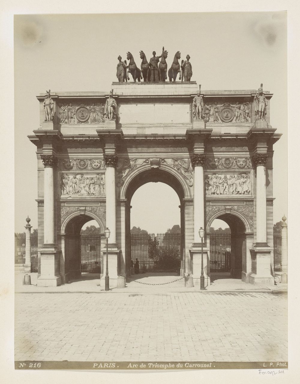 De Arc de Triomphe du Carrousel in Parijs, gezien richting Jardin des Tuileries (c. 1880 - c. 1900) by Louis Antoine Pamard