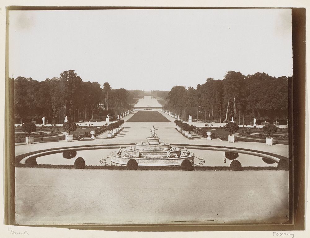 Tuinen bij het Paleis van Versailles met op de voorgrond de Latonavijver (c. 1880 - c. 1900) by anonymous