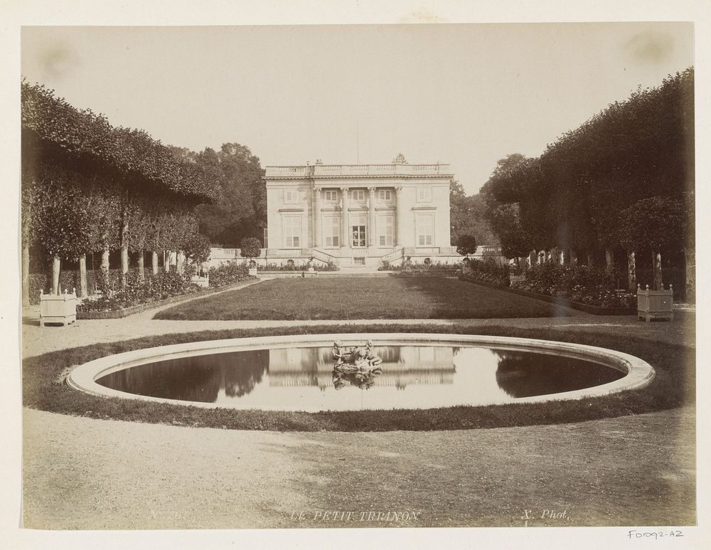 Petit Trianon in de tuinen van het Paleis van Versailles (c. 1880 - c. 1900) by X phot