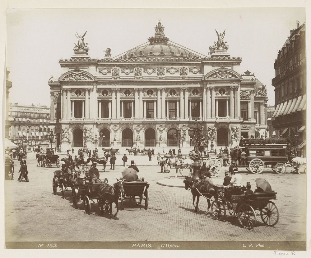 Exterieur van de Opera van Parijs met voorbijgangers, koetsen en een paardentram (c. 1880 - c. 1900) by Louis Antoine Pamard