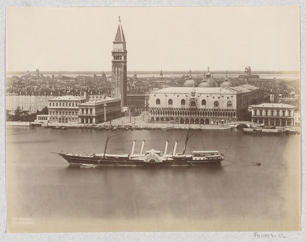 Gezicht op gebouwen rondom het San Marcoplein in Venetië (c. 1870 - c. 1890) by anonymous