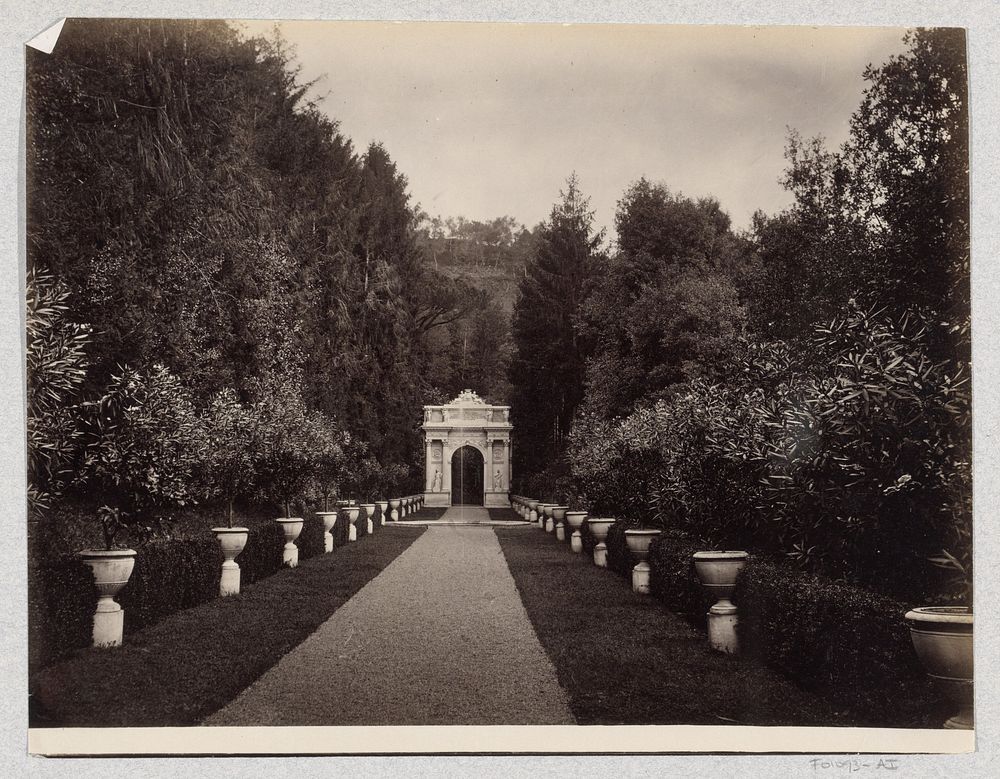 Boog in de tuin van Villa Pallavicini in Pegli (c. 1870 - c. 1890) by Celestino Degoix