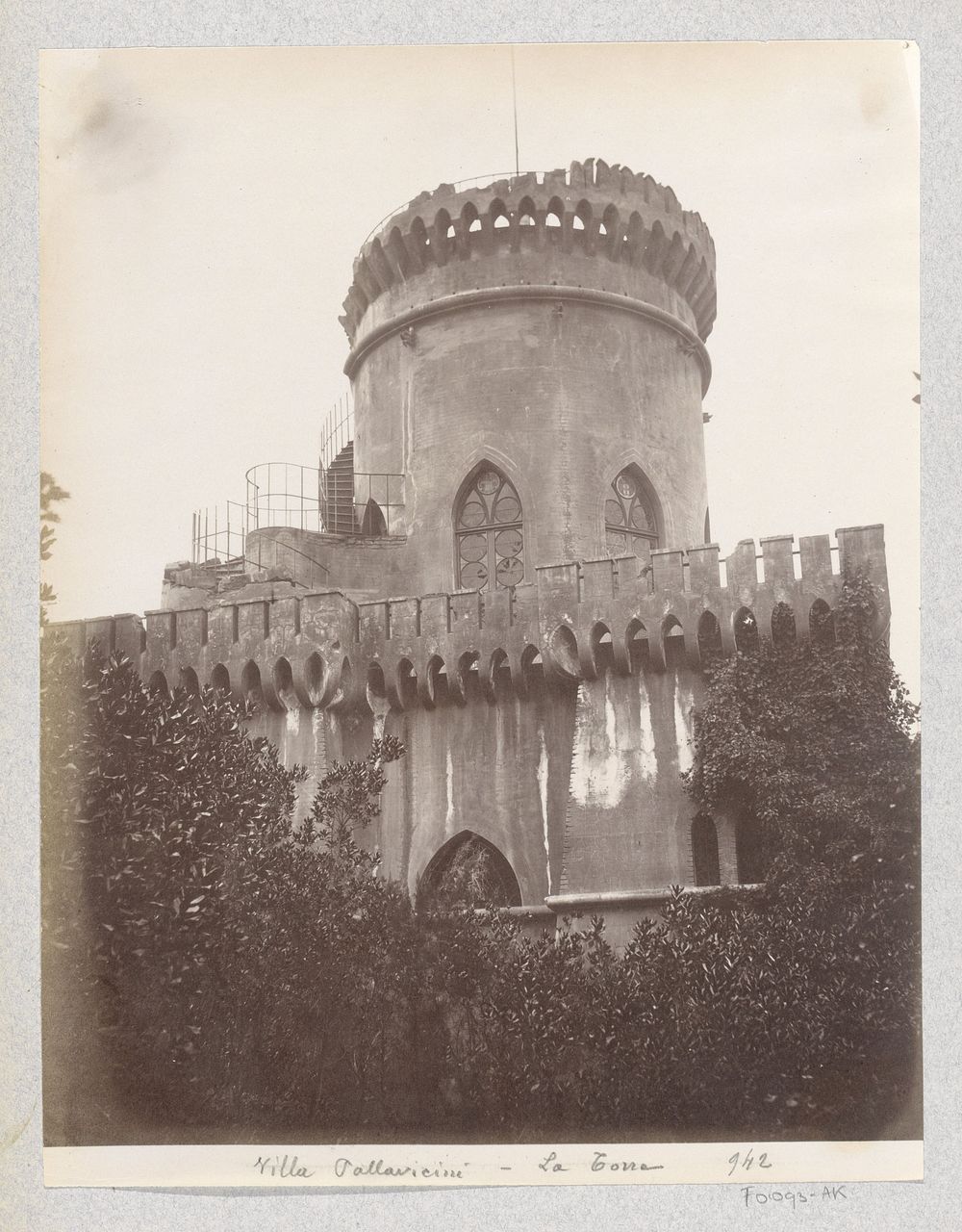 Toren in de tuin van Villa Pallavicini in Pegli (c. 1870 - c. 1890) by Celestino Degoix