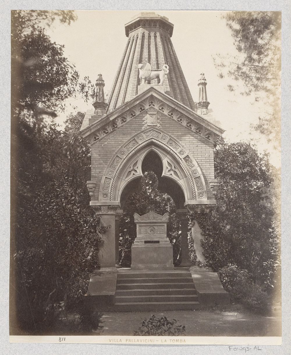 Tombe in de tuin van Villa Pallavicini in Pegli (c. 1870 - c. 1890) by Celestino Degoix