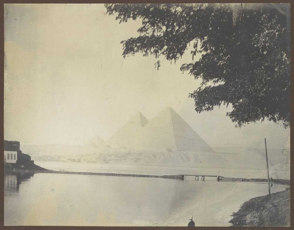 Gezicht op de piramides van Gizeh vanaf het water (c. 1880 - c. 1900) by C  and G Zangaki