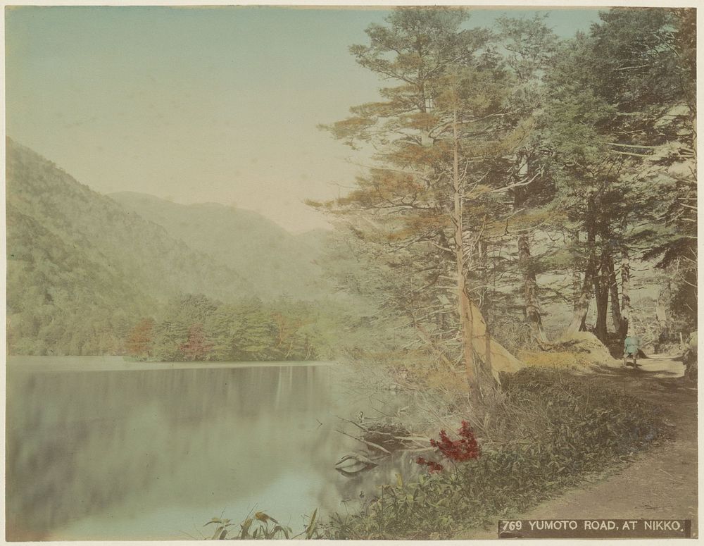 Yumotoweg langs een rivier in Nikko (c. 1870 - c. 1900) by anonymous
