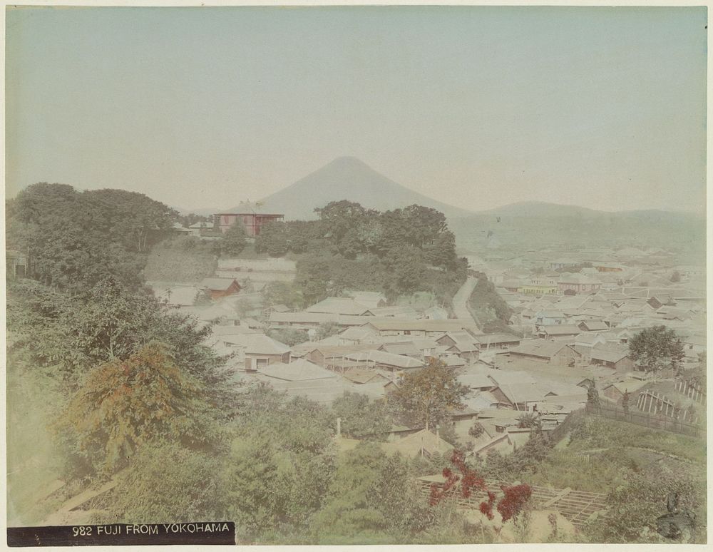 Gezicht op Yokohama met op de achtergrond de berg Fuji (c. 1870 - c. 1900) by anonymous
