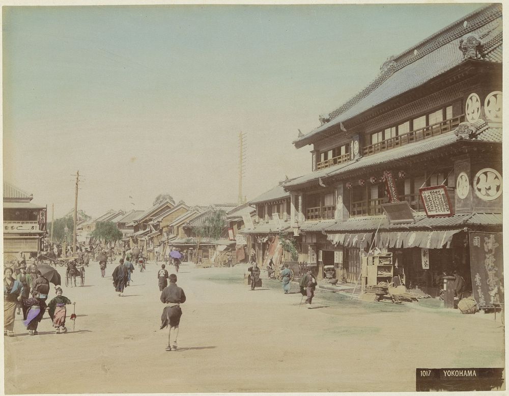 Straat in Yokohama met voorbijgangers, winkels en huizen (c. 1870 - c. 1900) by anonymous