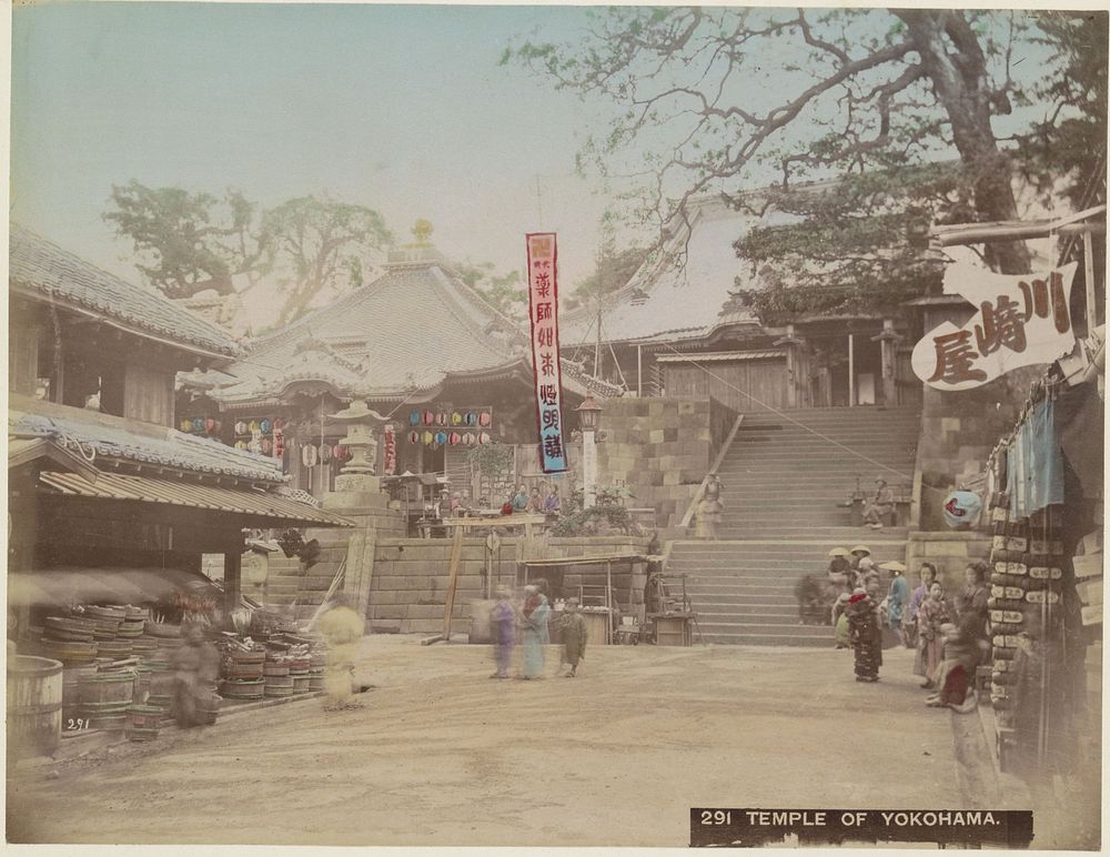 Tempel in Yokohama met winkels ervoor (c. 1870 - c. 1900) by anonymous