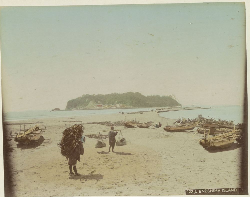 Gezicht op Enoshima met op de voorgrond boten en dragers (c. 1870 - c. 1900) by anonymous