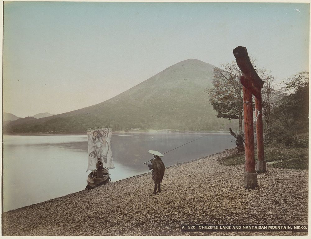 Zeilboot en mannen bij het Chuzenji-meer in Nikko met op de achtergrond de berg Nantai (c. 1870 - c. 1900) by anonymous