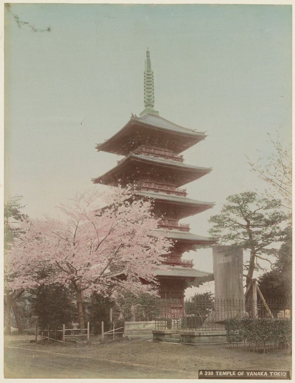 Pagode van de Yanaka-tempel in Tokyo (c. 1870 - c. 1900) by anonymous