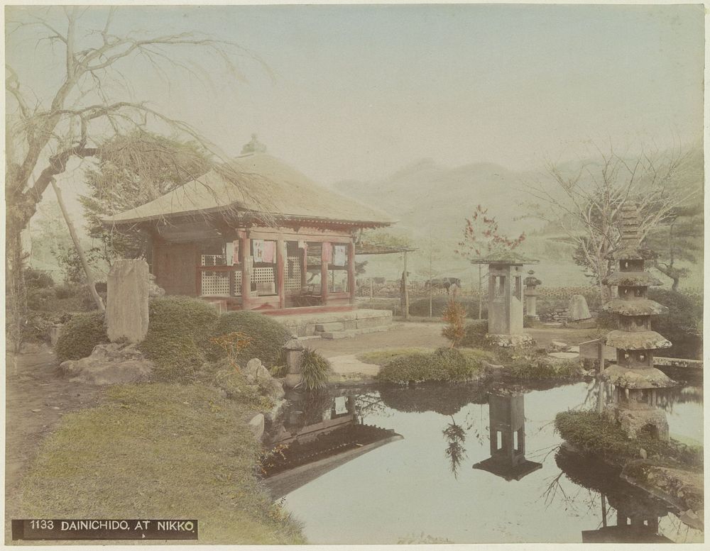 Tuin met de tempel van Dainichido in Nikko (c. 1870 - c. 1900) by anonymous