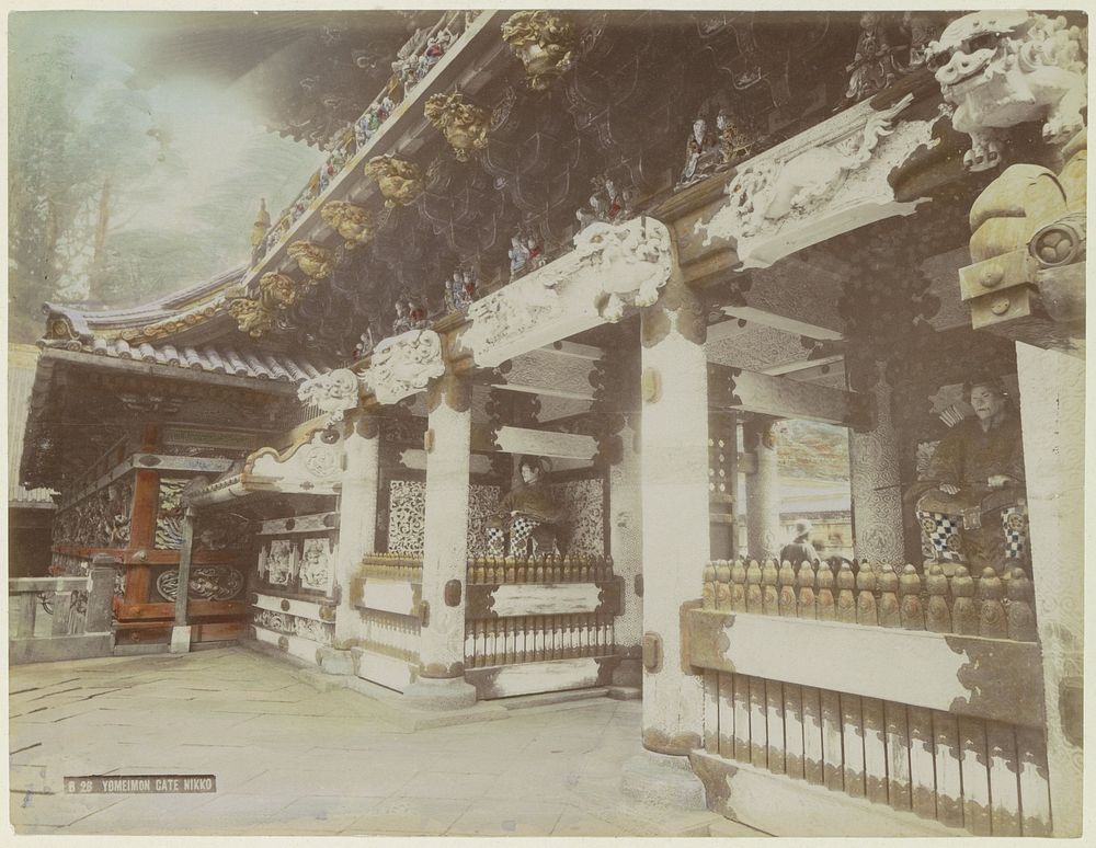 Yomeimon-poort van het Toshogu-schrijn in Nikko met aan weerszijden twee wachters (c. 1870 - c. 1900) by anonymous