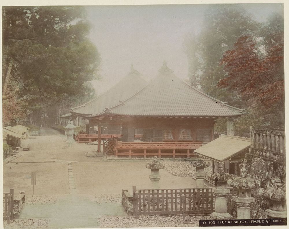 Exterieur van een tempelgebouw (Futatsudo) in Nikko (c. 1870 - c. 1900) by anonymous