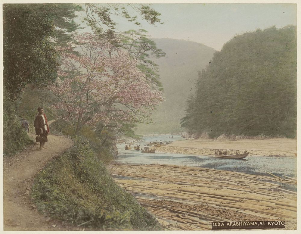 Gezicht op een rivier met drijvende boomstammen en boten in Arashiyama (c. 1870 - c. 1900) by anonymous