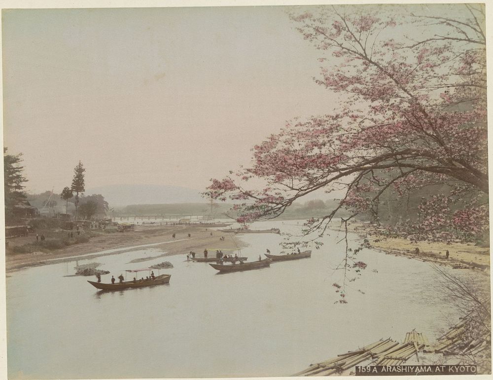 Gezicht op een rivier met drijvende boomstammen en boten in Arashiyama (c. 1870 - c. 1900) by anonymous