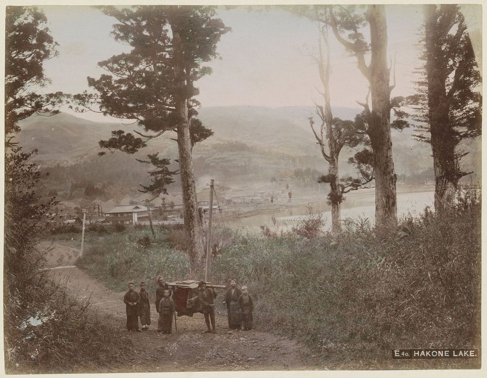 Gezicht op het meer van Hakone met op de voorgrond kinderen met een draagkoets (c. 1870 - c. 1900) by anonymous