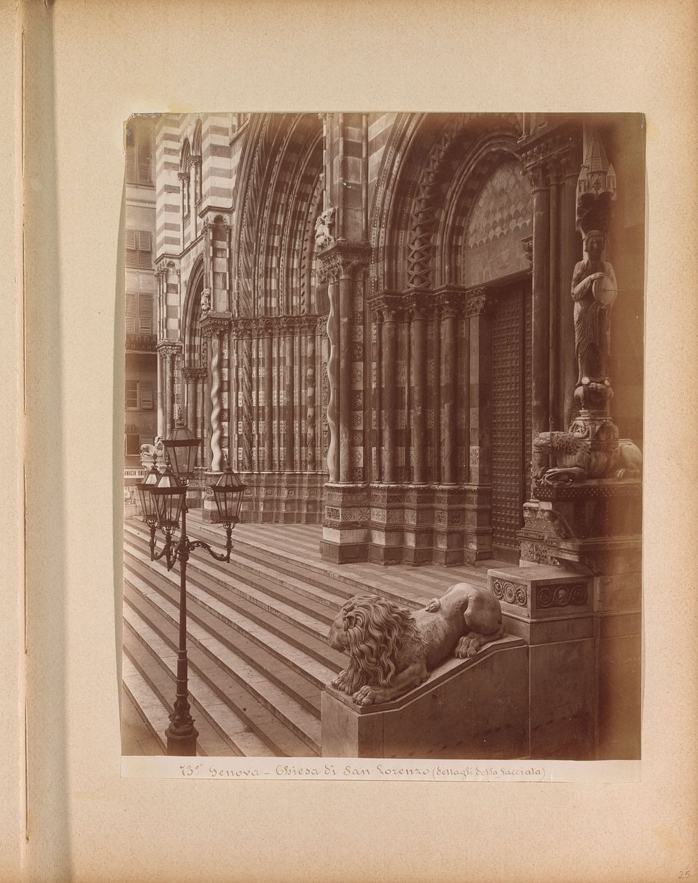 Portaal, trappen en leeuwenbeeld van de Chiesa di San Lorenzo te Genua (c. 1870 - c. 1900) by anonymous