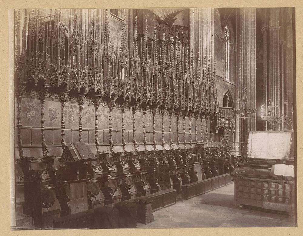 Koorgestoelte in de kathedraal van het Heilig Kruis en Sint Eulalia in Barcelona (1851 - c. 1890) by Centro Fotográfico
