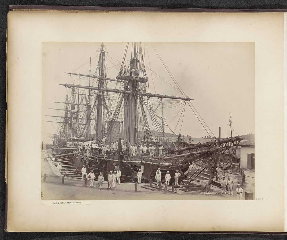 Twee Duitse oorlogsschepen met bemanning in een dok van de Tanjong Pagar Dock Co. Ltd. in Singapore (c. 1890 - in or before…