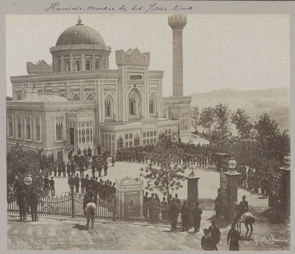 Militaire ceremonie bij de Yıldız Hamidiyemoskee in Istanbul (c. 1900 - in or before 1910) by Sébah and Joaillier
